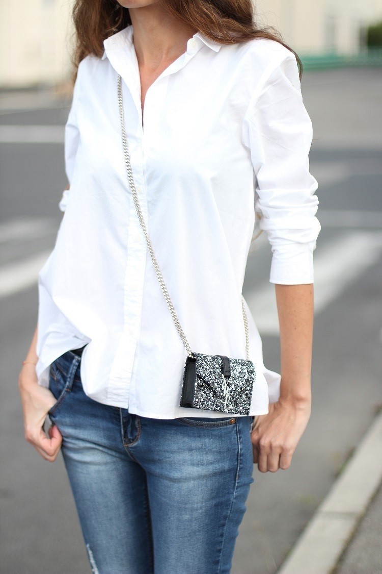 Chemise blanche portée avec un jean slim et sac YSL