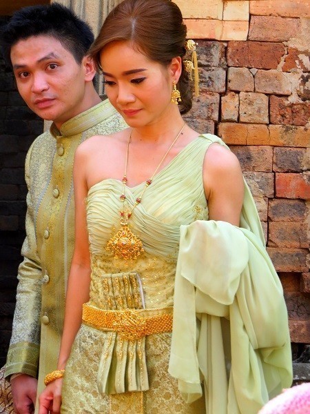 mariée habillée de soie