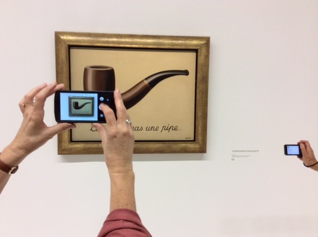 magritte_pipe