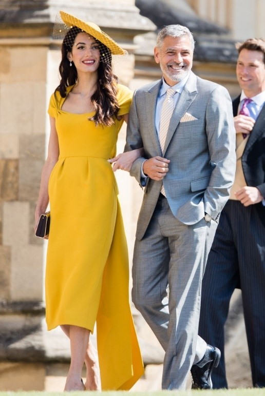 Couple en tenue et ensemble à l'extérieur