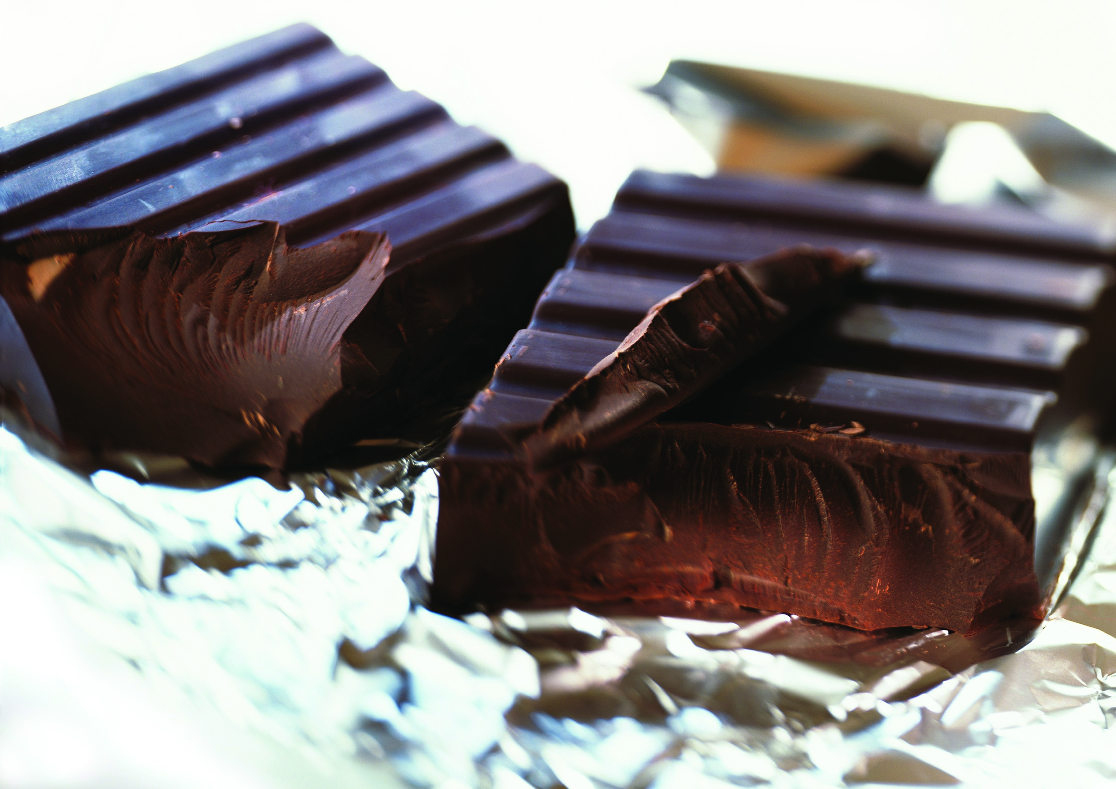 Какой шоколад более качественный. Шоколад. Настоящий шоколад. Настоящий Горький шоколад. Настоящий темный шоколад.