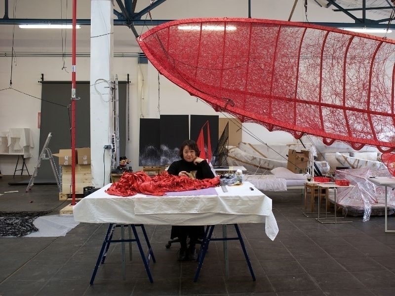 Chiharu Shiota dans son atelier, 2019 © photo Sunhi Mang, courtesy of Chiharu Shiota 