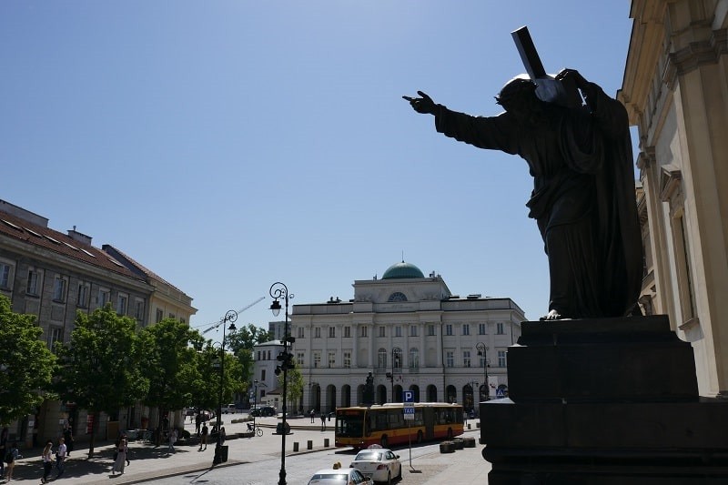 Le Christ Martyre devant l'église à Varsovie