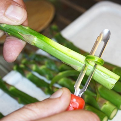 eplucher les asperges