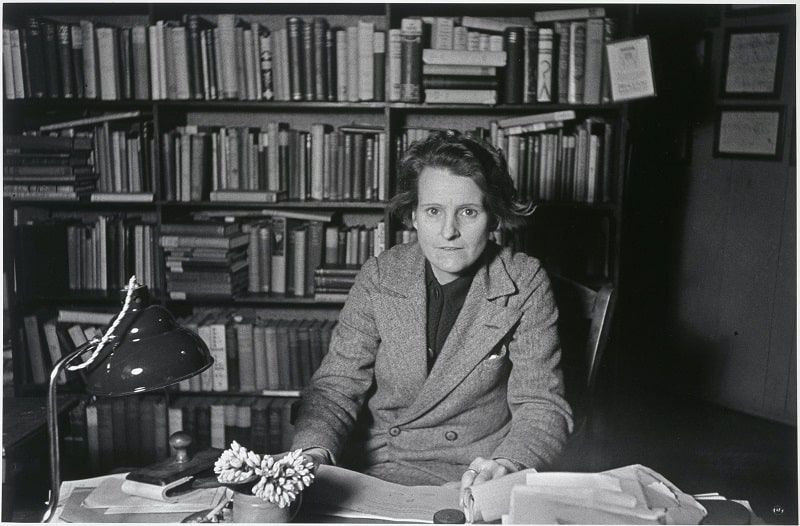 Photo Gisèle Freund, Sylvia Beach dans sa librairie Shakespeare and Company, Paris 1936