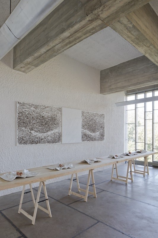 Biennale de Lyon #16 : Giuseppe Penone, Au mur : A occhi chiusi [Les yeux fermés], 2010 Sur les tables : Avvolgere la terra [Envelopper la terre], 2014