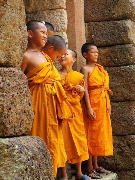 jeunes moines visitant un temple khmer