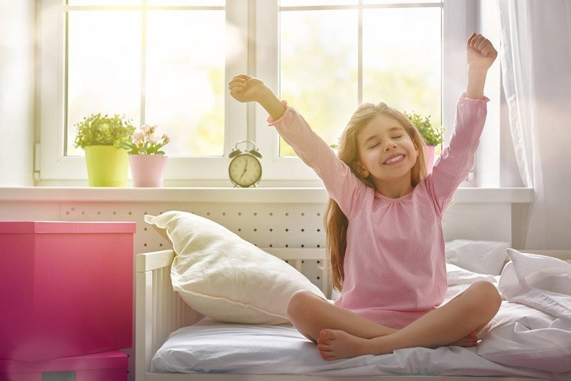 réveil lumineux enfant heureux matin