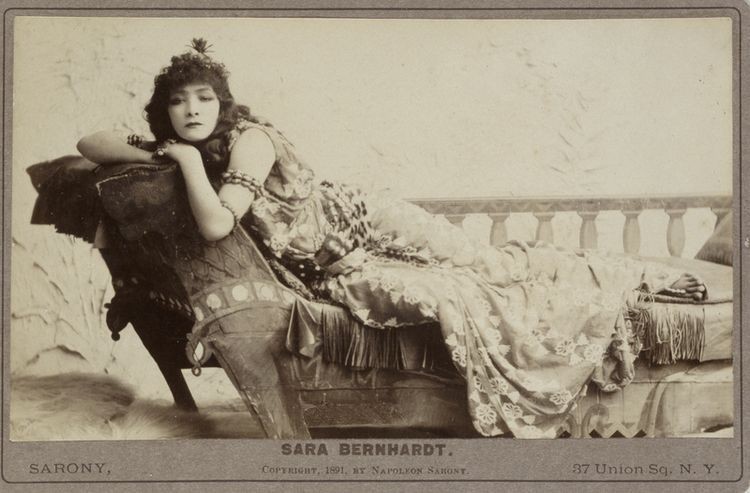Carte postale de Napoléon Sarony, Sarah Bernhardt dans Cléopâtre, 1891