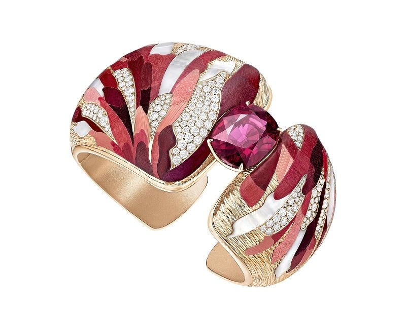 PIAGET manchette Wings of Light, or rose 18 carats, rubellite taille coussin (env. 22,68 carats), 196 diamants taille brillant (env. 3,77 carats). Marqueterie en bois (érable, sycomore, charme), paille, cuir (veau) et nacre signée Rose Saneuil