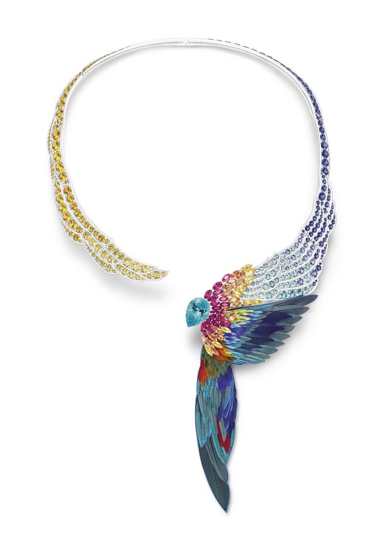 PIAGET collier Wings of Light, or blanc 18 carats, une tourmaline Paraíba taille poire (env. 7,49 carats), saphirs jaunes, saphirs orange, saphirs bleus et tourmalines bleues. Marqueterie de plumes signée Nelly Saunier Toutpourlesfemmes.com