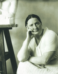 Portrait de Chana Orloff dans son atelier