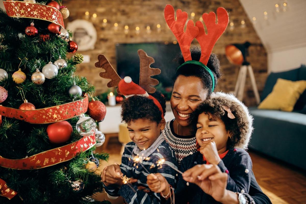 Sapin décoré et famille joyeuse pour enchanter les enfants