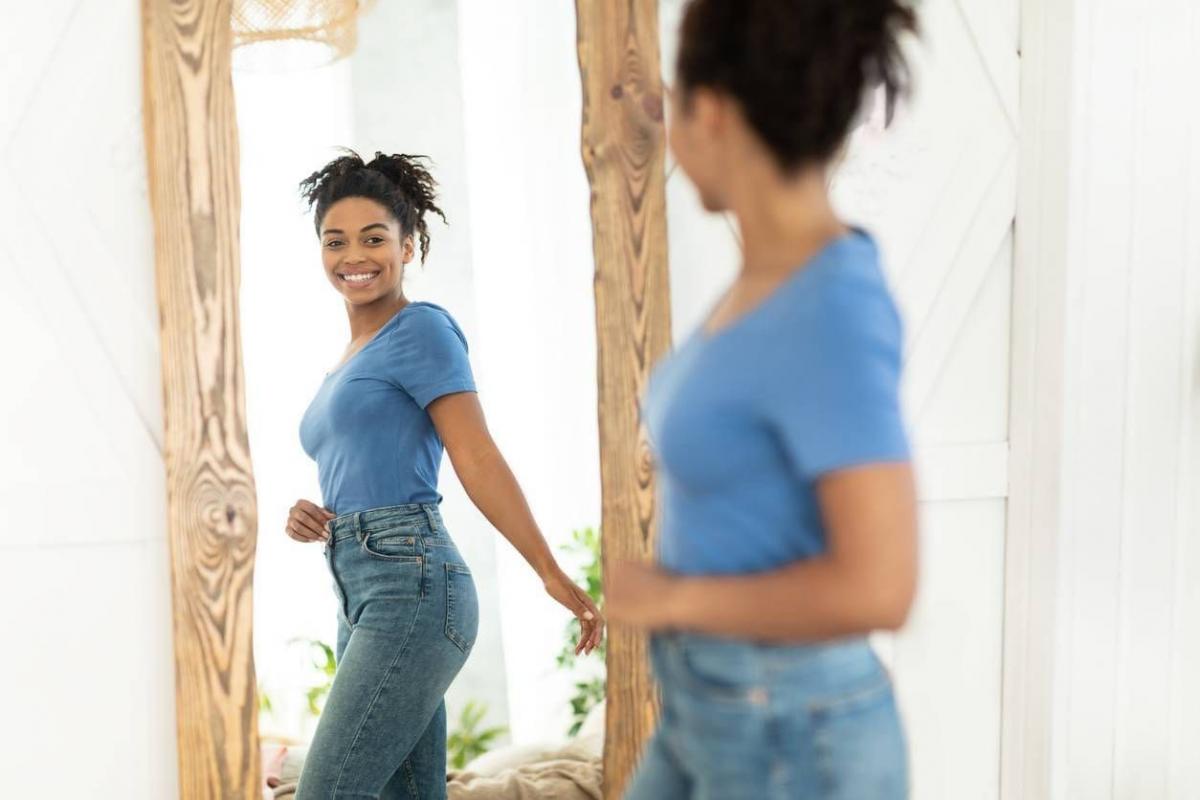 Femme mince devant miroir