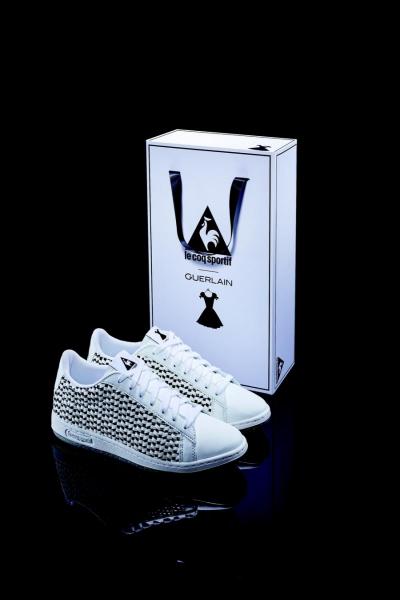 Guerlain en petite robe noire et baskets Toutpourlesfemmes