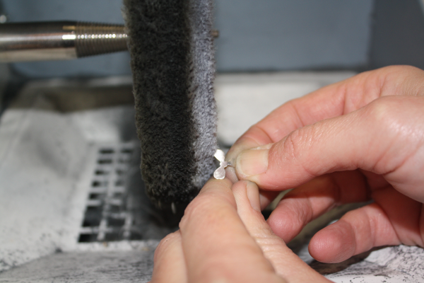 le polissage, la derièr étape dans la fabrication du bijou