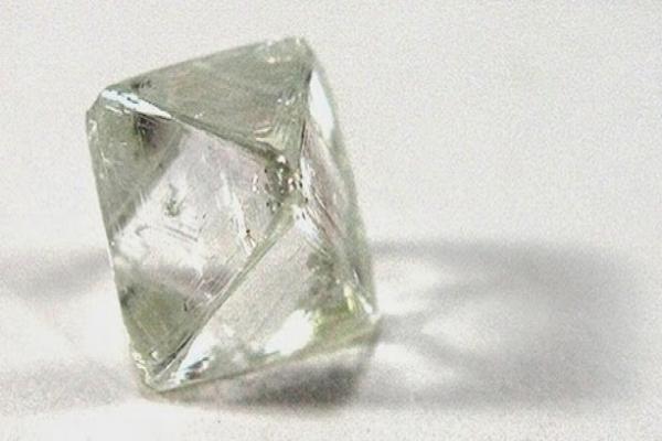 La forme cubique d'un diamant brut