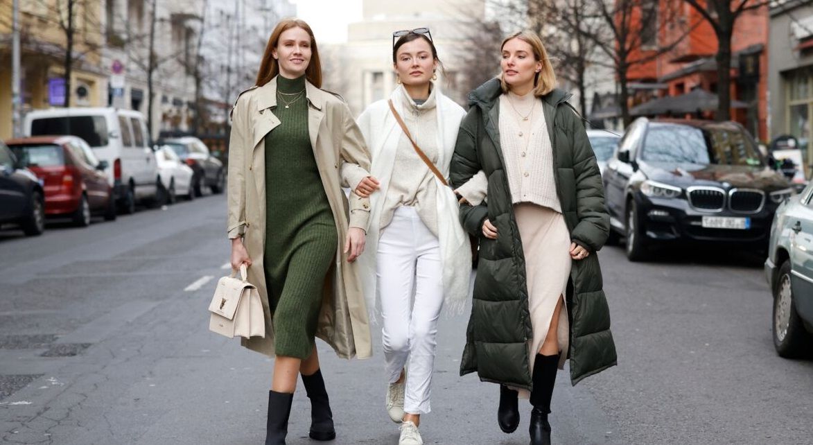  3 femmes marchant dans la rue avec des manteaux tendances à dénicher pour l'hiver 2021-2022