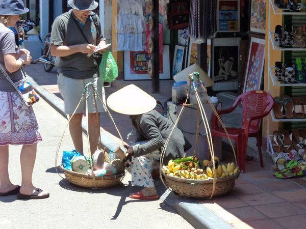 Vendeuse dans une rue de Hoi An Vietnam