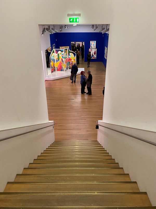 Vue des salles de l’exposition David Hockney: Collection de la Tate, 2023. Photo CB