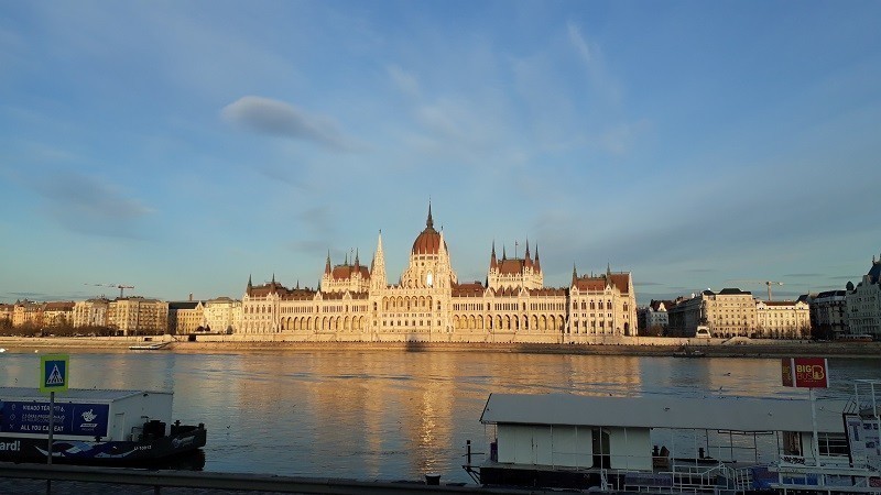 Vue sur le Parlement à Budapest